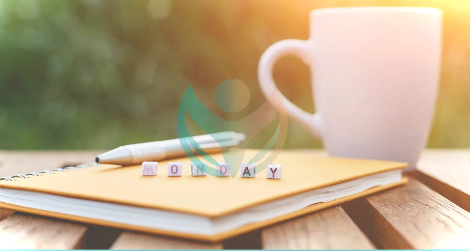Lunes escrito en cuentas de letras y una taza de café en la mesa