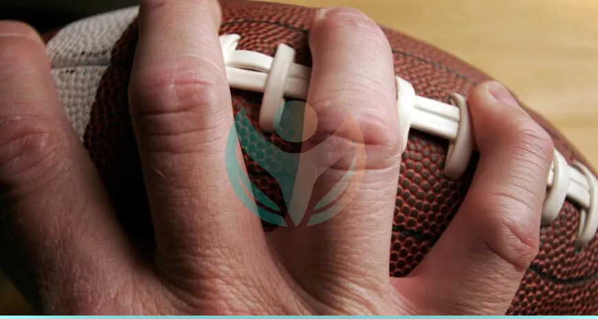 primer plano, de, un, mano, tenencia, un, fútbol americano